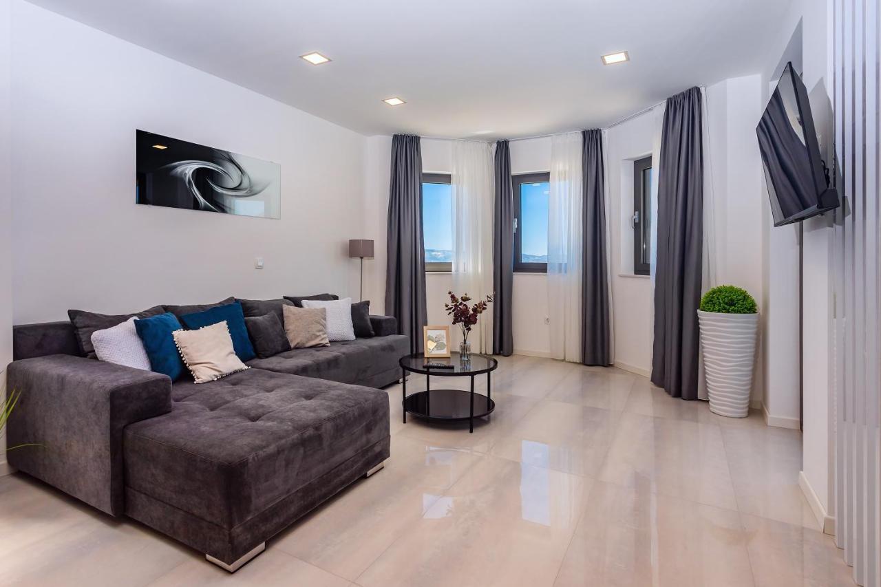 Villa Belvedere With Heated Pool, Billiards, Media Room, Sea Views,10 Pax 奥米什 外观 照片