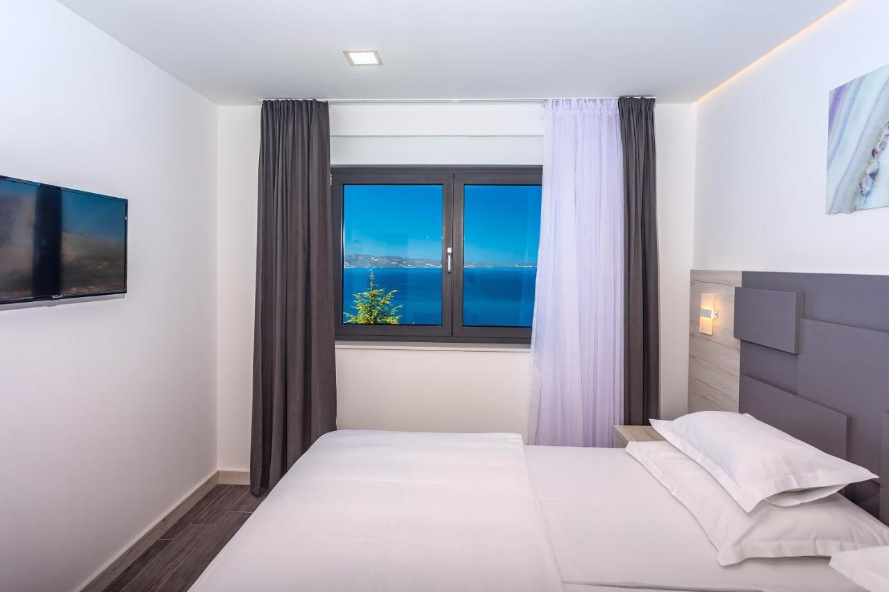 Villa Belvedere With Heated Pool, Billiards, Media Room, Sea Views,10 Pax 奥米什 外观 照片