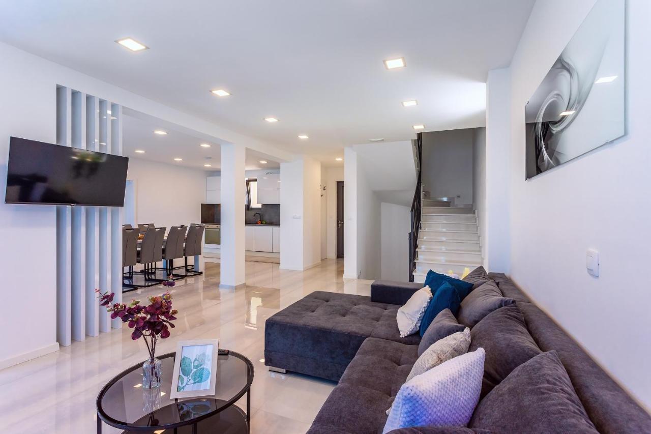 Villa Belvedere With Heated Pool, Billiards, Media Room, Sea Views,10 Pax 奥米什 外观 照片