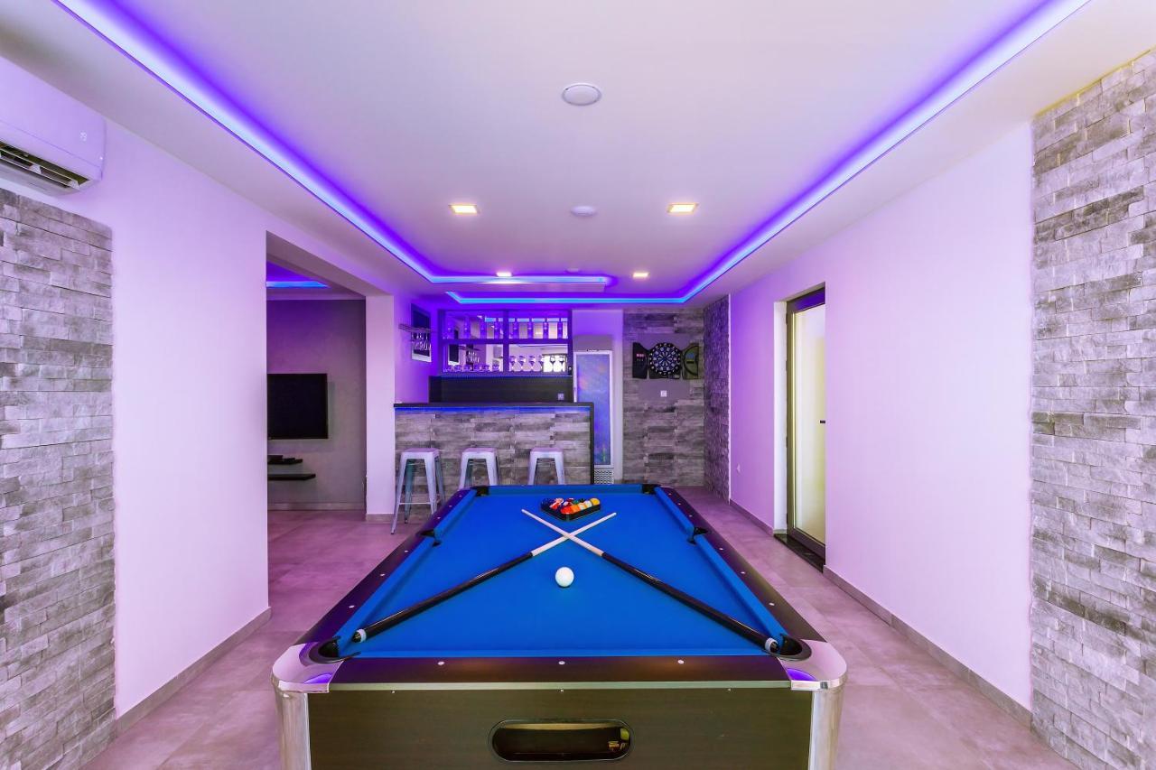 Villa Belvedere With Heated Pool, Billiards, Media Room, Sea Views,10 Pax 奥米什 外观 照片