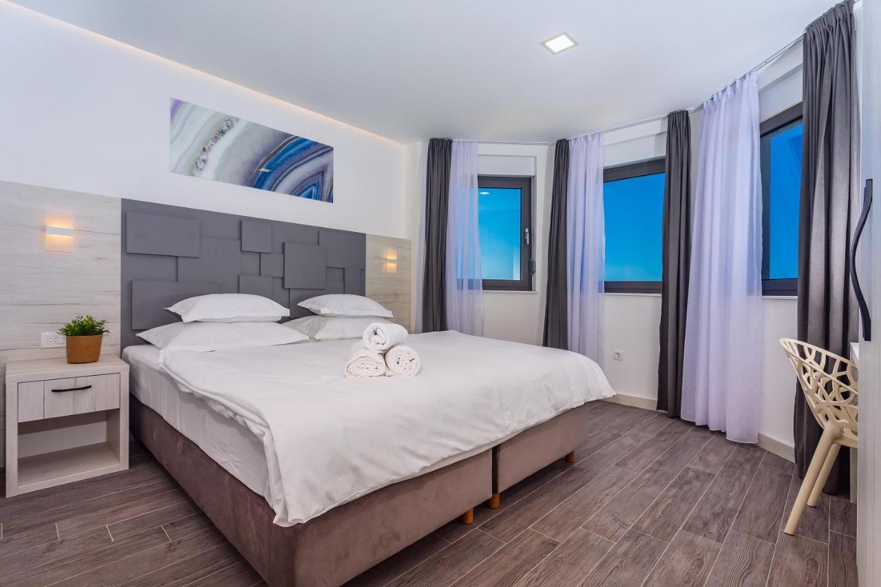 Villa Belvedere With Heated Pool, Billiards, Media Room, Sea Views,10 Pax 奥米什 外观 照片
