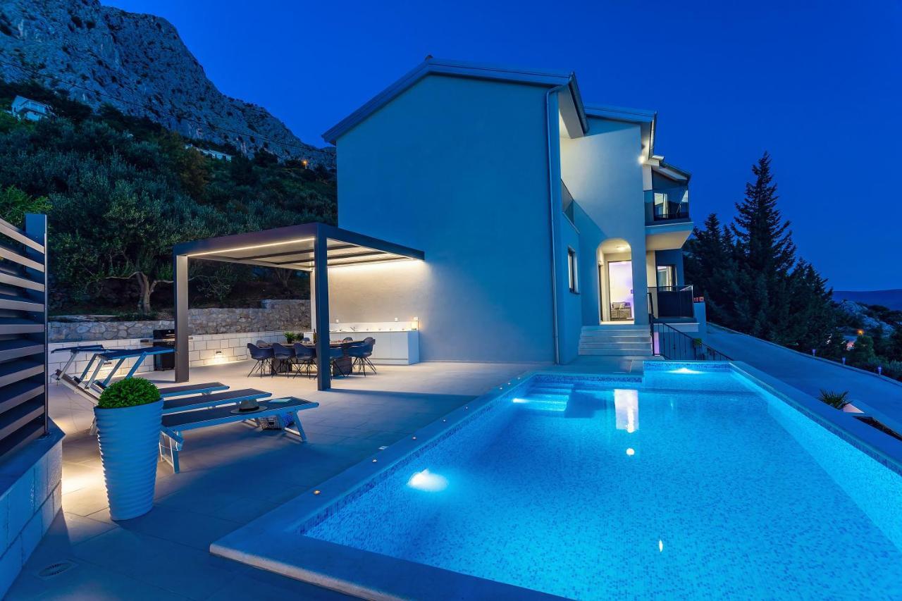 Villa Belvedere With Heated Pool, Billiards, Media Room, Sea Views,10 Pax 奥米什 外观 照片