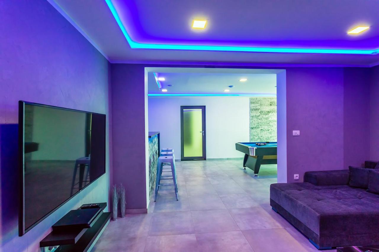 Villa Belvedere With Heated Pool, Billiards, Media Room, Sea Views,10 Pax 奥米什 外观 照片