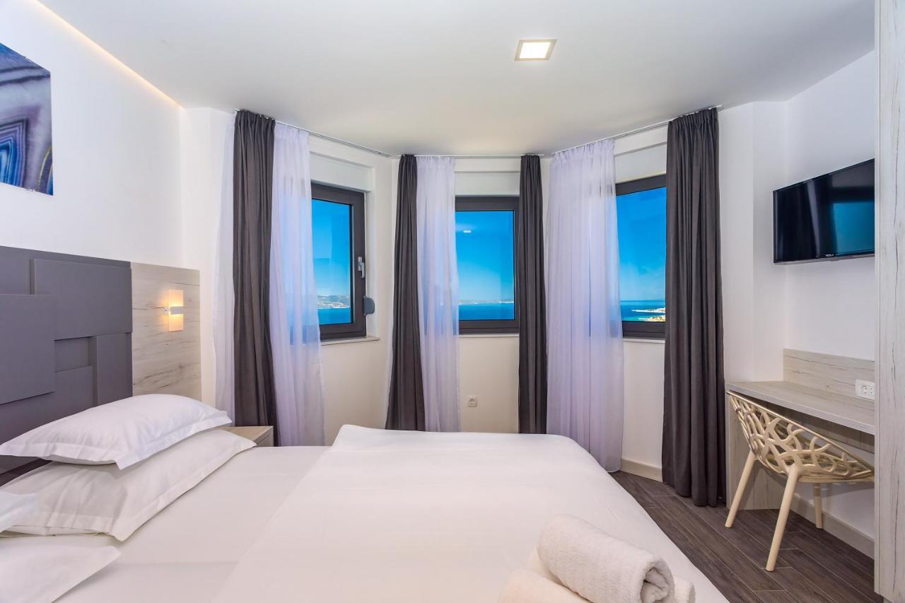 Villa Belvedere With Heated Pool, Billiards, Media Room, Sea Views,10 Pax 奥米什 外观 照片