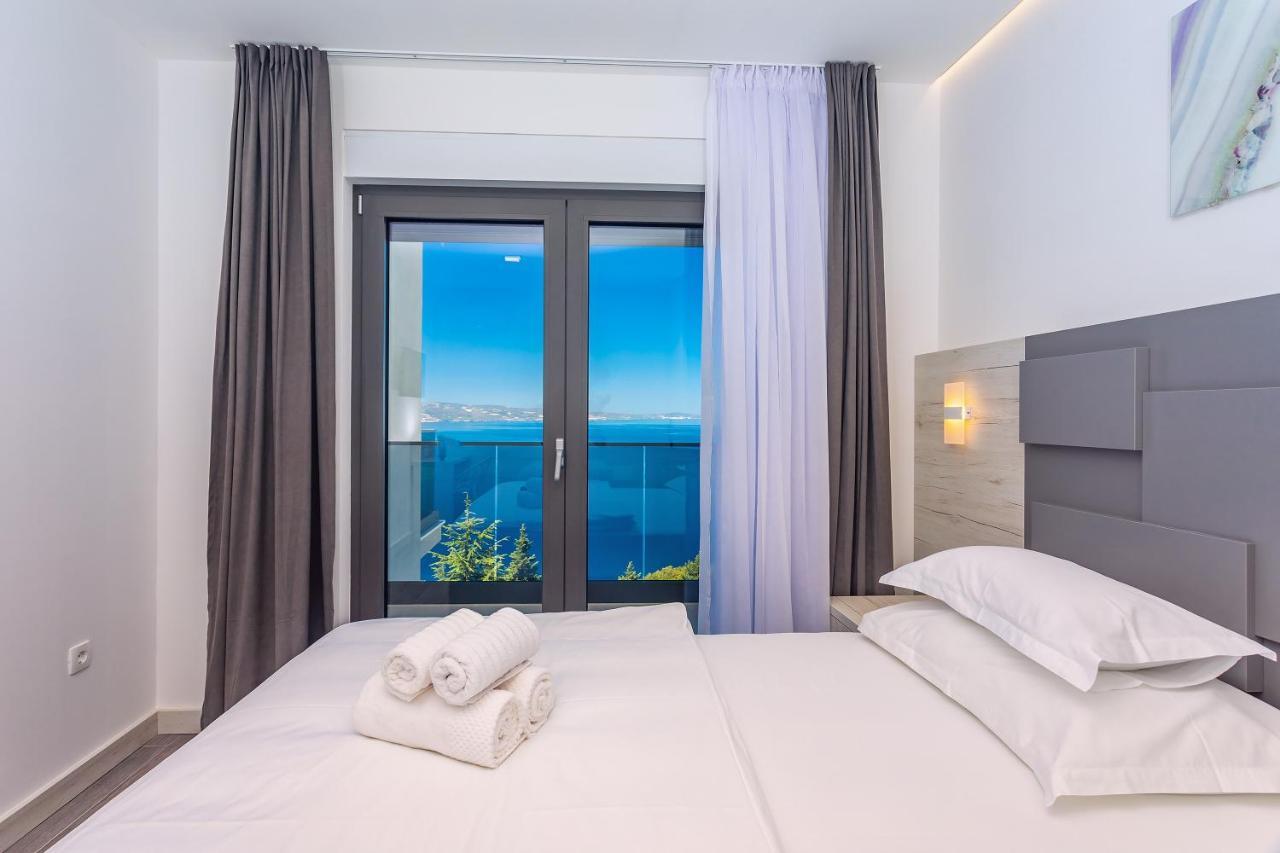 Villa Belvedere With Heated Pool, Billiards, Media Room, Sea Views,10 Pax 奥米什 外观 照片