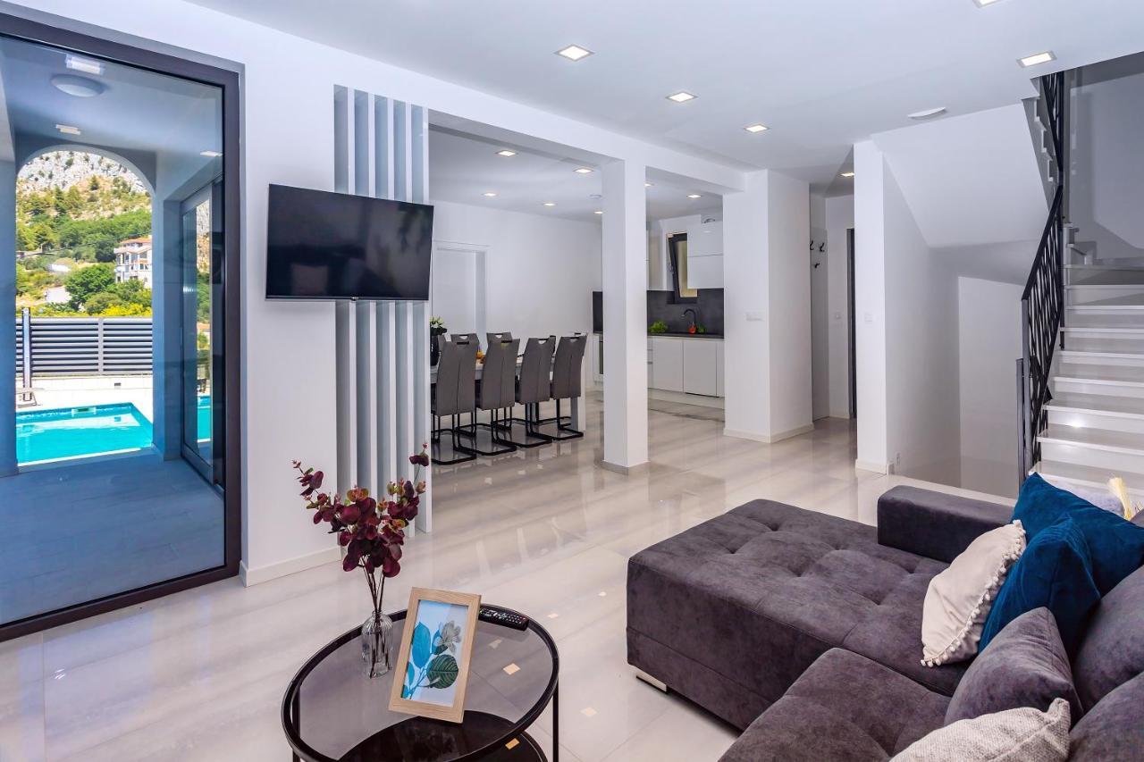 Villa Belvedere With Heated Pool, Billiards, Media Room, Sea Views,10 Pax 奥米什 外观 照片