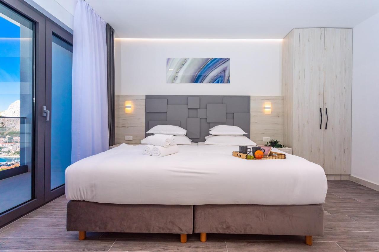 Villa Belvedere With Heated Pool, Billiards, Media Room, Sea Views,10 Pax 奥米什 外观 照片