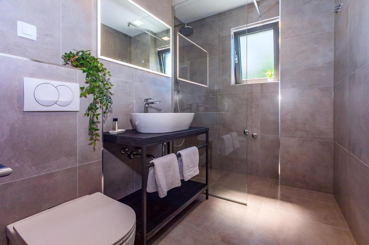 Villa Belvedere With Heated Pool, Billiards, Media Room, Sea Views,10 Pax 奥米什 外观 照片
